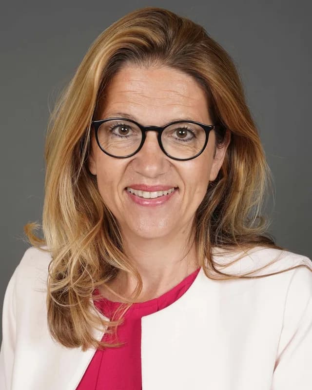 STÉPHANIE YON-COURTIN