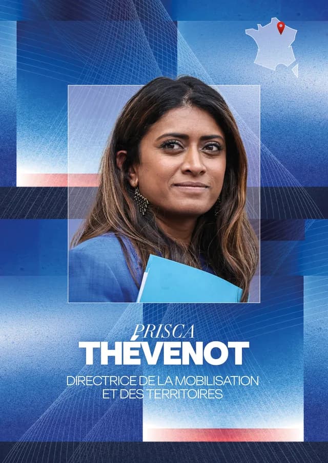 Portrait de Prisca Thevenot, souriante, les cheveux longs et bruns, portant une veste bleue et tenant un document bleu clair. En dessous du portrait, il est écrit "PRISCA THEVENOT" en grandes lettres blanches, suivi de "DIRECTRICE DE LA MOBILISATION ET DES TERRITOIRES".