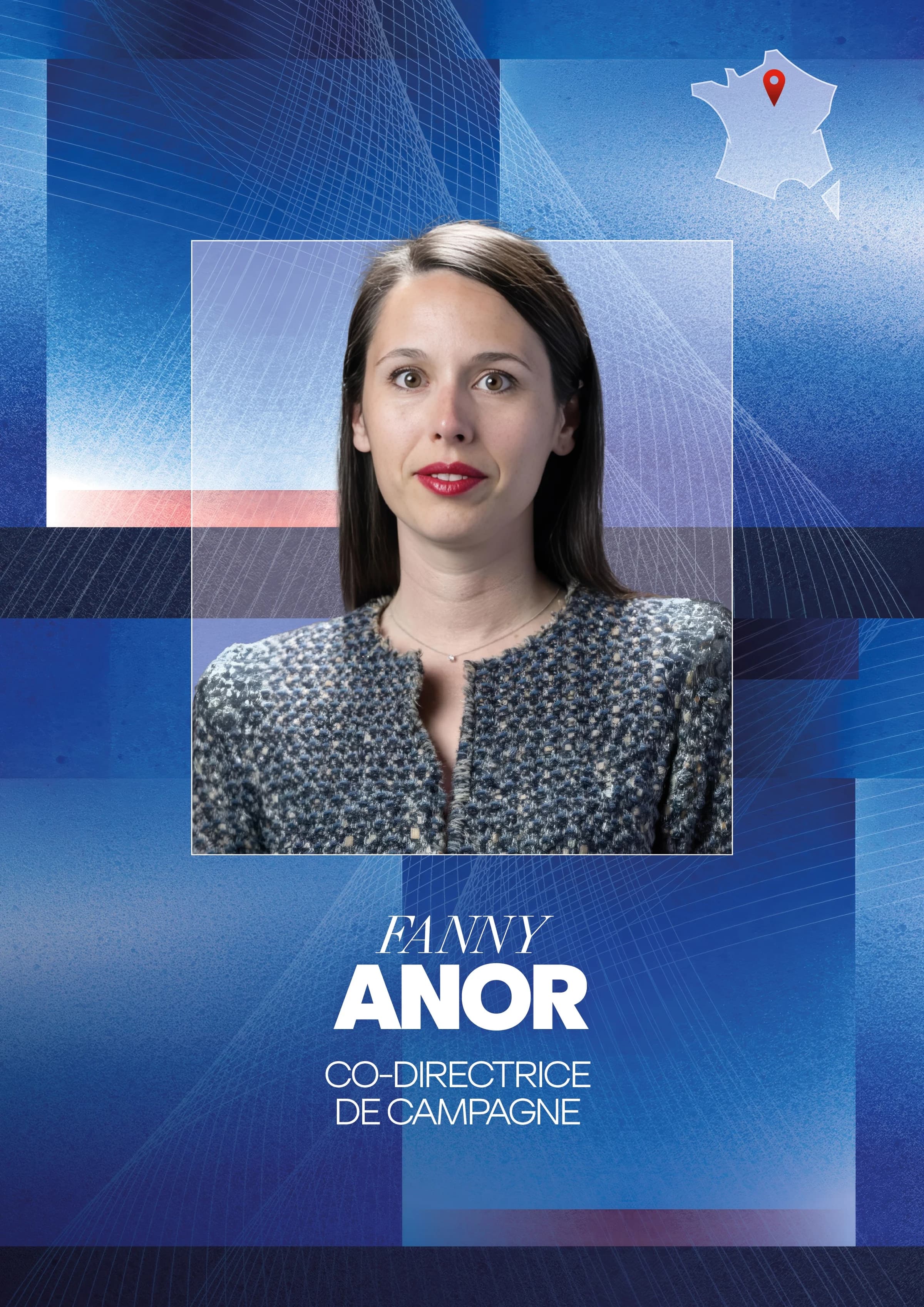 Portrait de Fanny Anor, les cheveux longs et bruns, portant du rouge à lèvres et une veste texturée dans les tons gris et bleus. En dessous du portrait, il est écrit "FANNY ANOR" en grandes lettres blanches, suivi de "CO-DIRECTRICE DE CAMPAGNE".