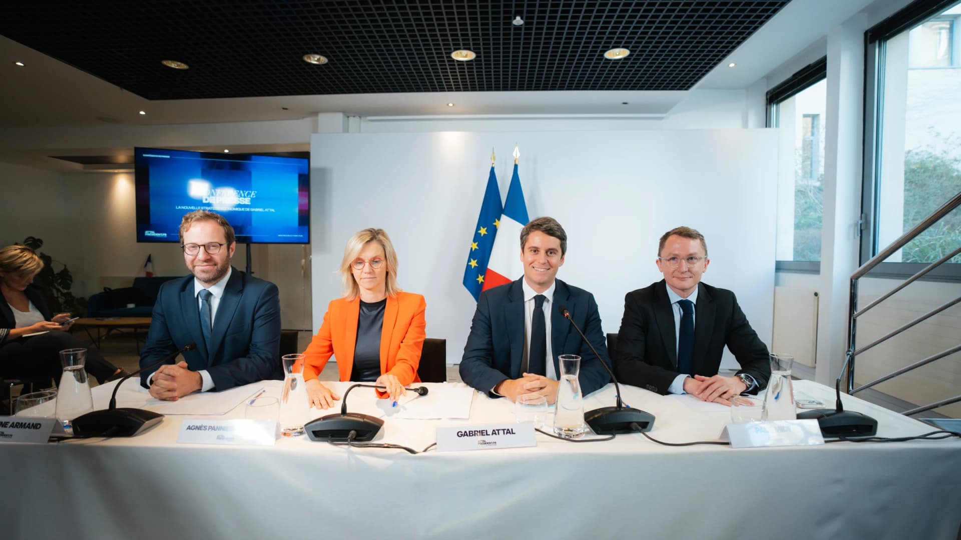 Antoine Armand, Agnès Pannier-Runacher, Gabriel Attal et Paul Midy souriants 