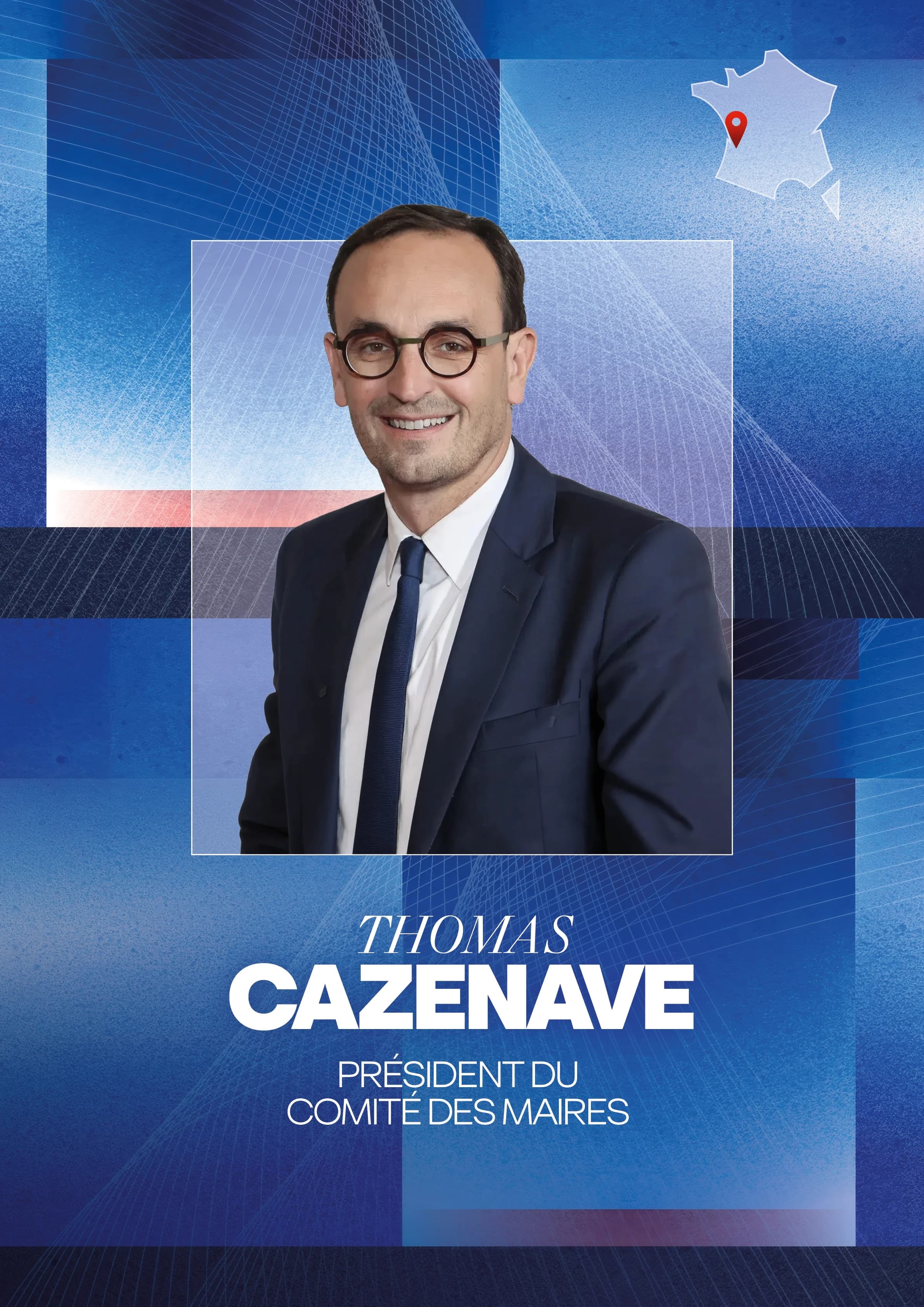 Portrait de Thomas Cazenave, souriant, portant des lunettes rondes, une chemise blanche, une cravate bleu foncé et une veste de costume sombre. En dessous du portrait, il est écrit "THOMAS CAZENAVE" en grandes lettres blanches, suivi de "PRÉSIDENT DU COMITÉ DES MAIRES".