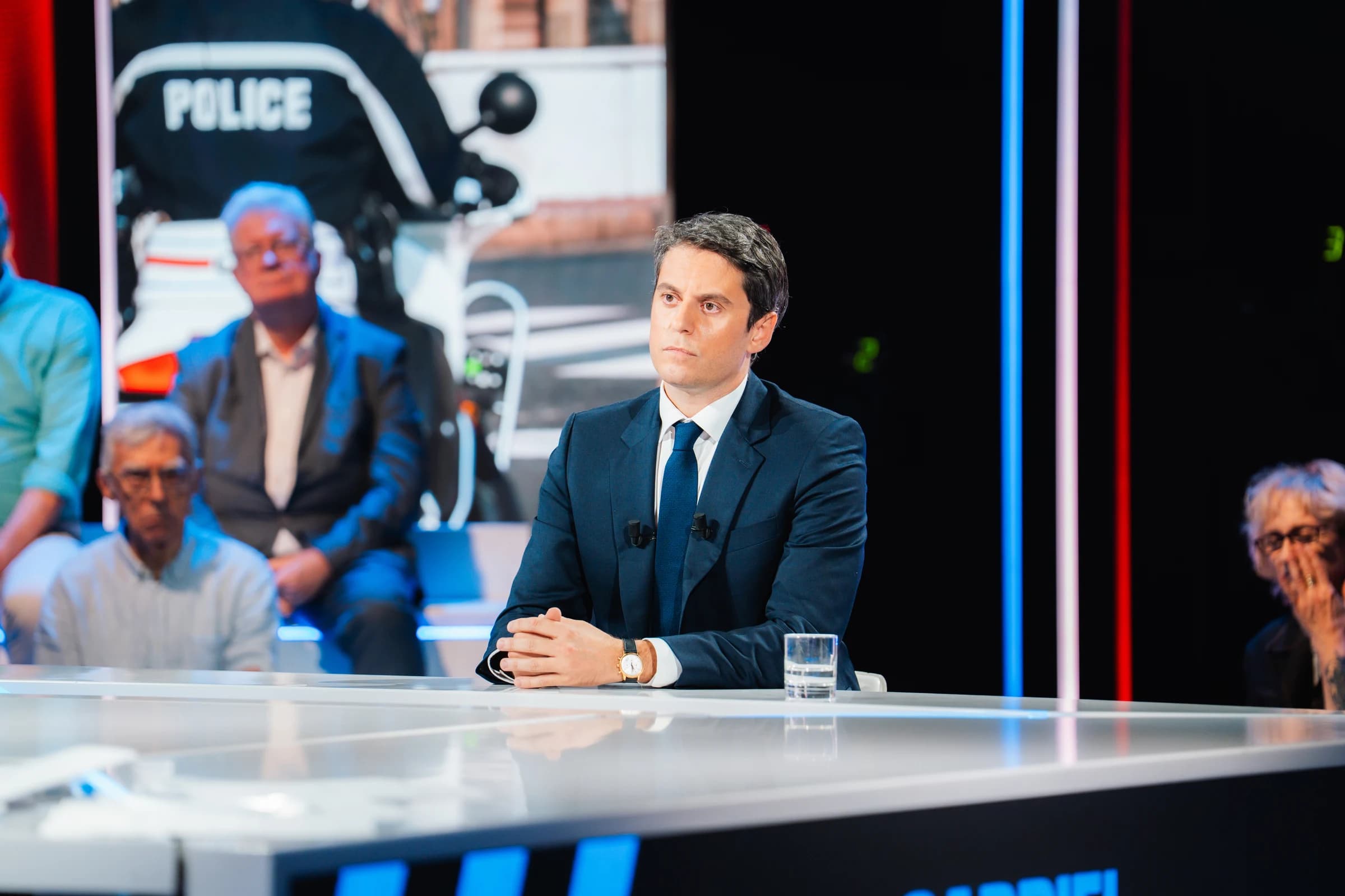 Gabriel Attal, en costume noir. pour un entretien au Figaro