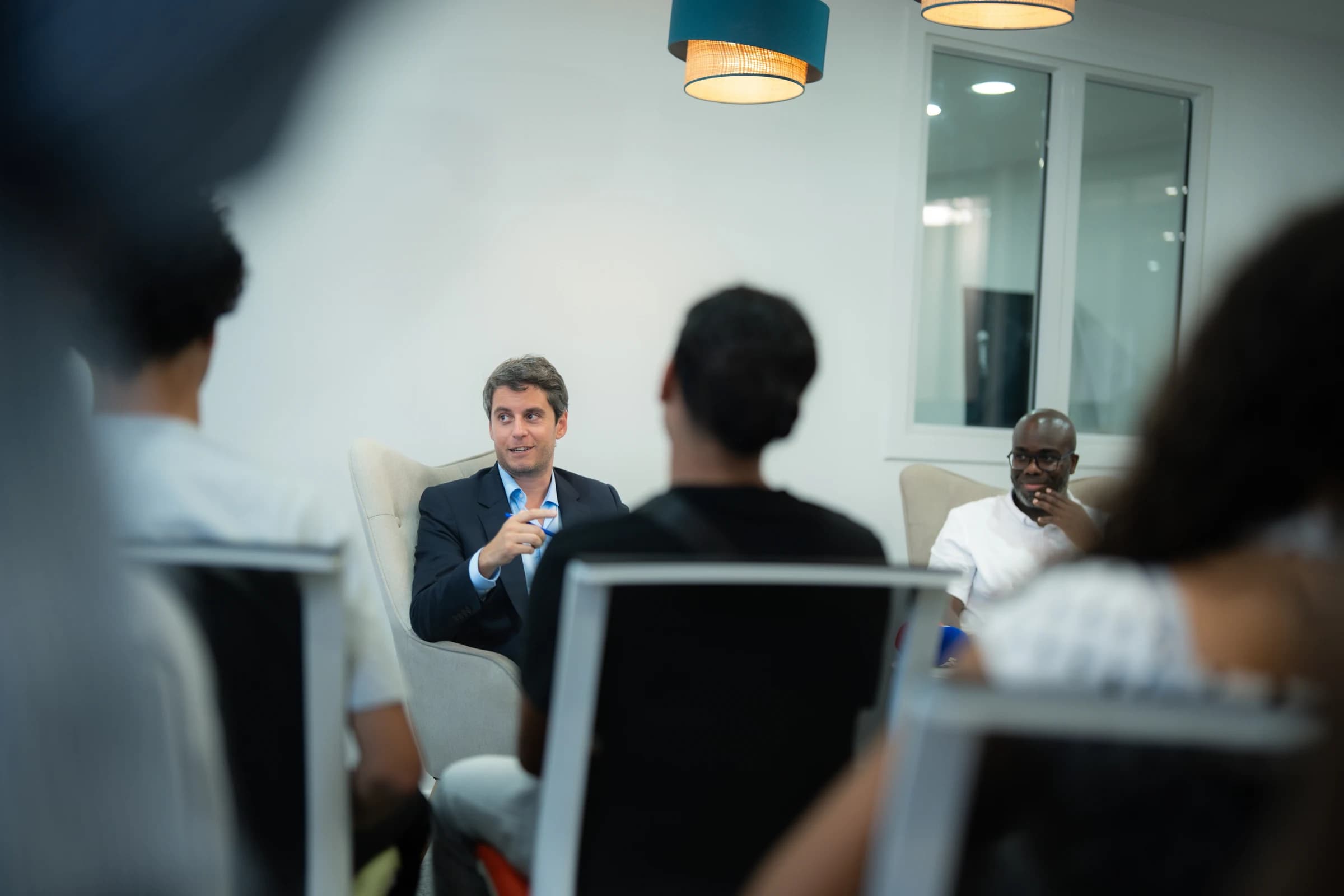 Gabriel Attal au centre de l'image, face à des jeunes engagés de Creil