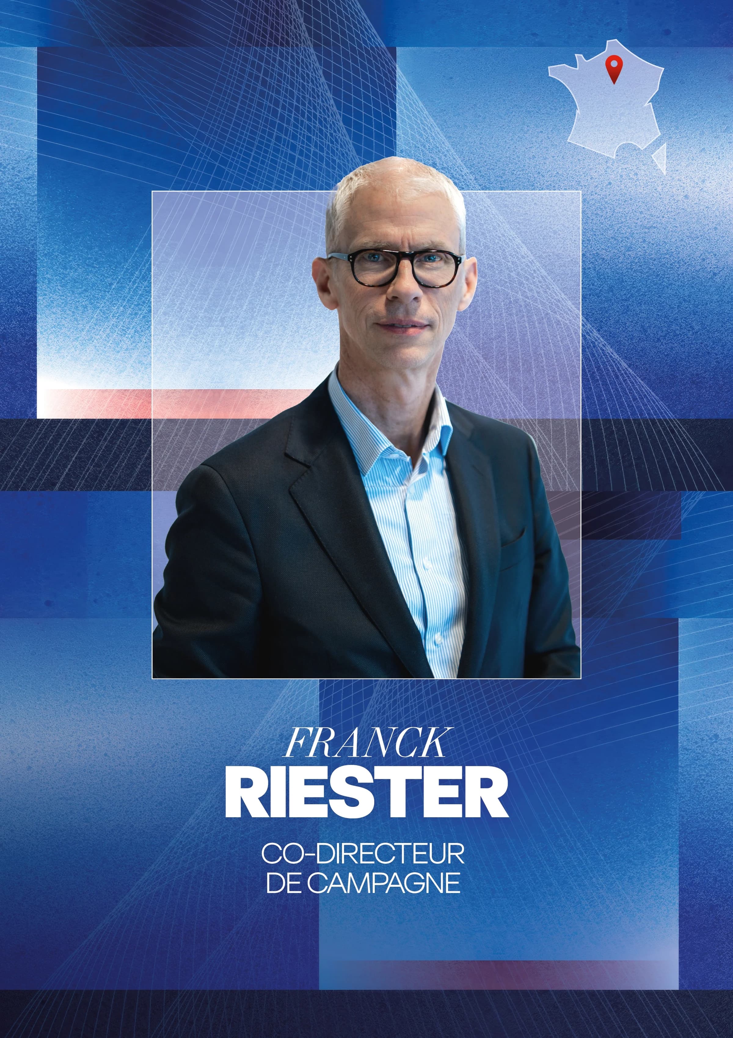 Portrait de Franck Riester, esquissant un léger sourire, les cheveux courts et grisonnants, portant des lunettes à monture foncée, une chemise à rayures bleu clair et une veste de costume sombre. En dessous du portrait, il est écrit "FRANCK RIESTER" en grandes lettres blanches, suivi de "CO-DIRECTEUR DE CAMPAGNE".