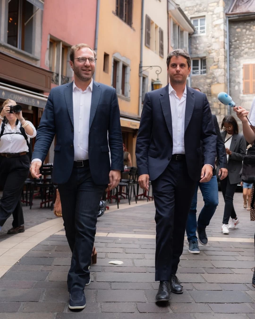 Gabriel Attal en train de marcher aux côtés d'Antoine Armand 