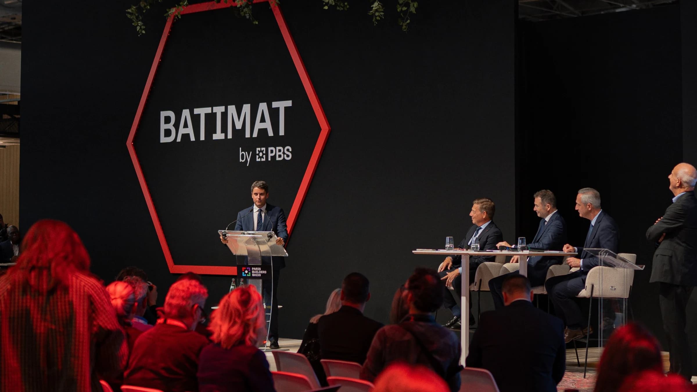 Gabriel Attal devant un public au pupitre de Batimat