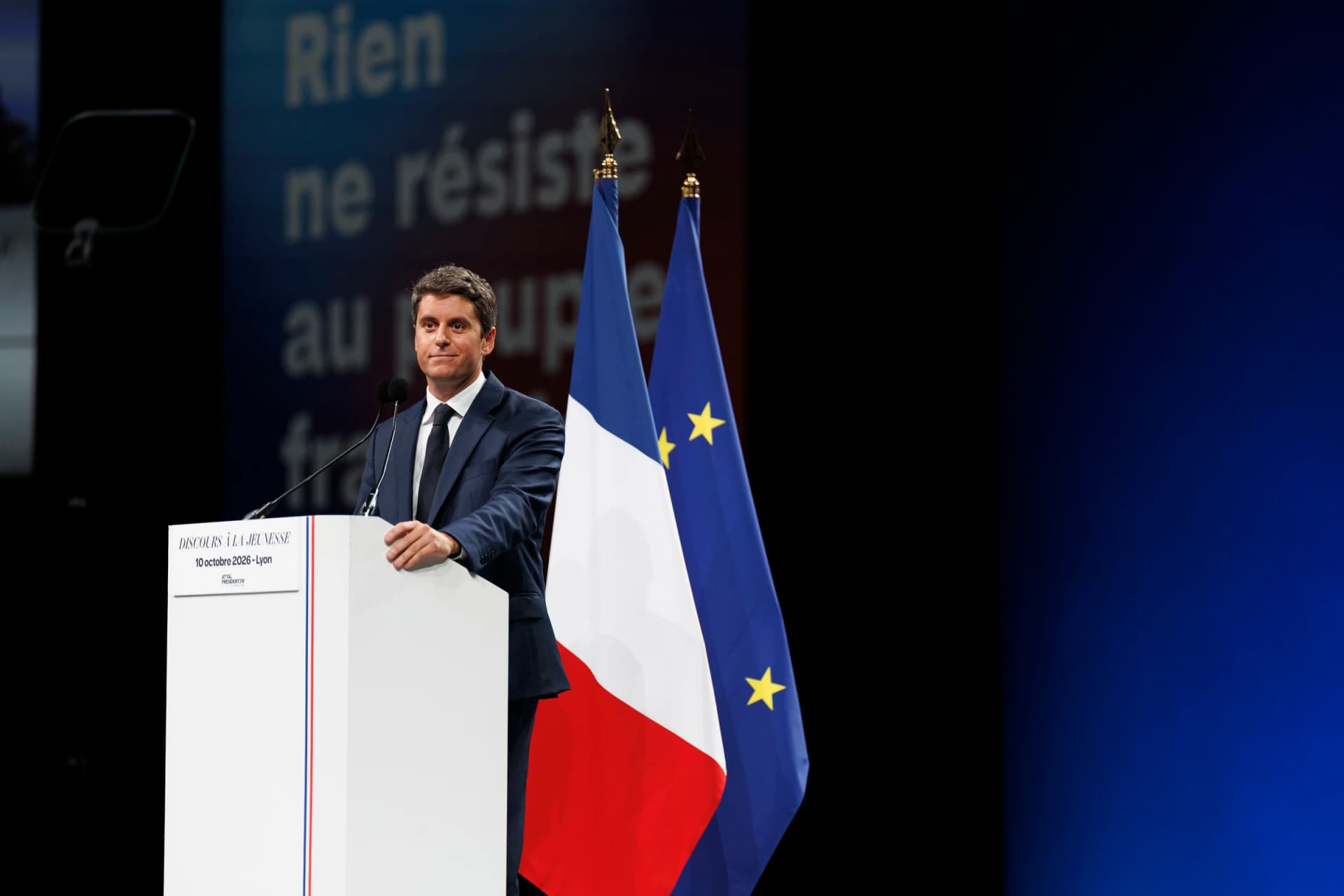 Gabriel Attal à son pupitre récitant son discours 