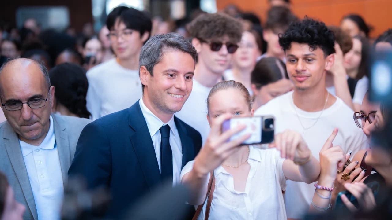 Lors d’un déplacement au lycée Jean-Zay d’Orléans, Gabriel Attal pose pour un selfie avec des élèves, dans le cadre d’un échange consacré à l’éducation et à l’intelligence artificielle.