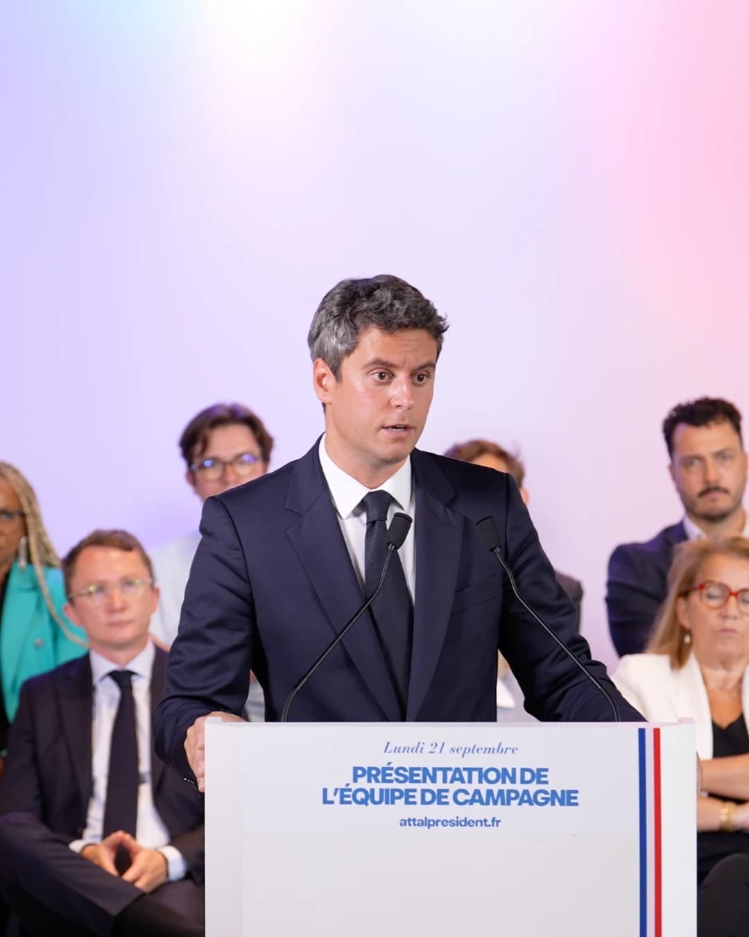 Gabriel Attal en train de parler au pupitre lors de sa conférence de presse