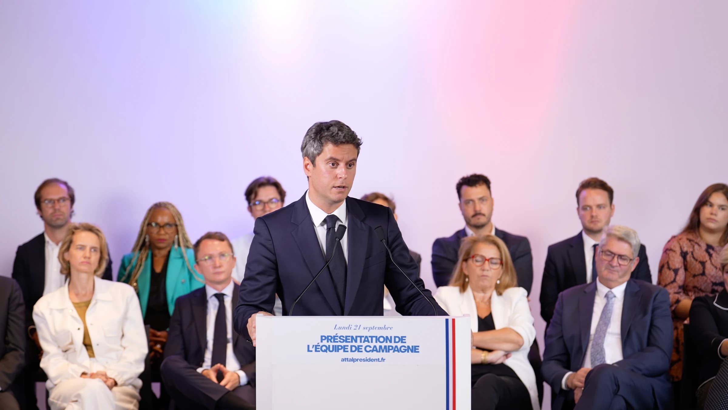 Gabriel Attal en train de parler au pupitre lors de sa conférence de presse