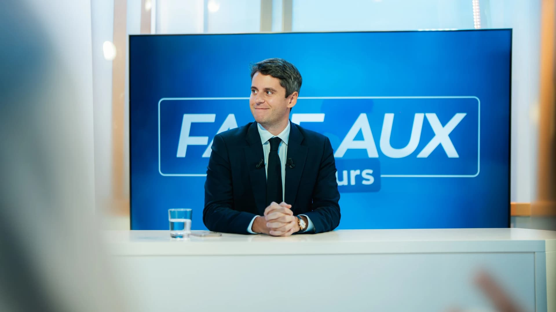 Gabriel Attal confiant sur le plateau de l'émission Face aux Lecteurs. 