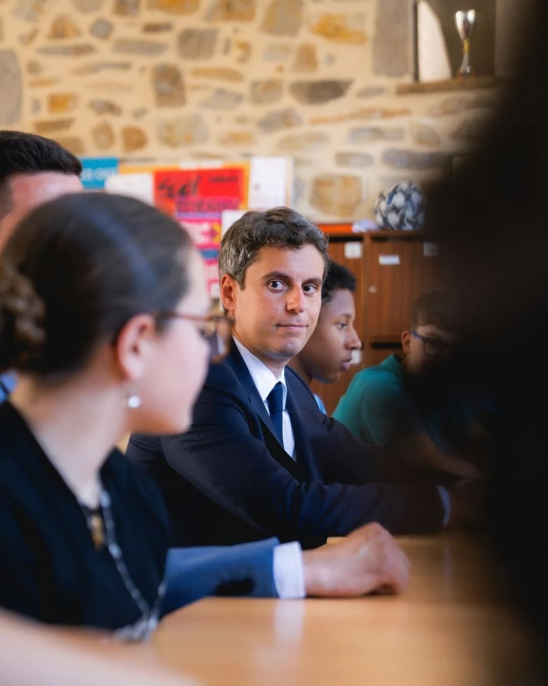 Gabriel Attal en train d'écouter une jeune collégienne 