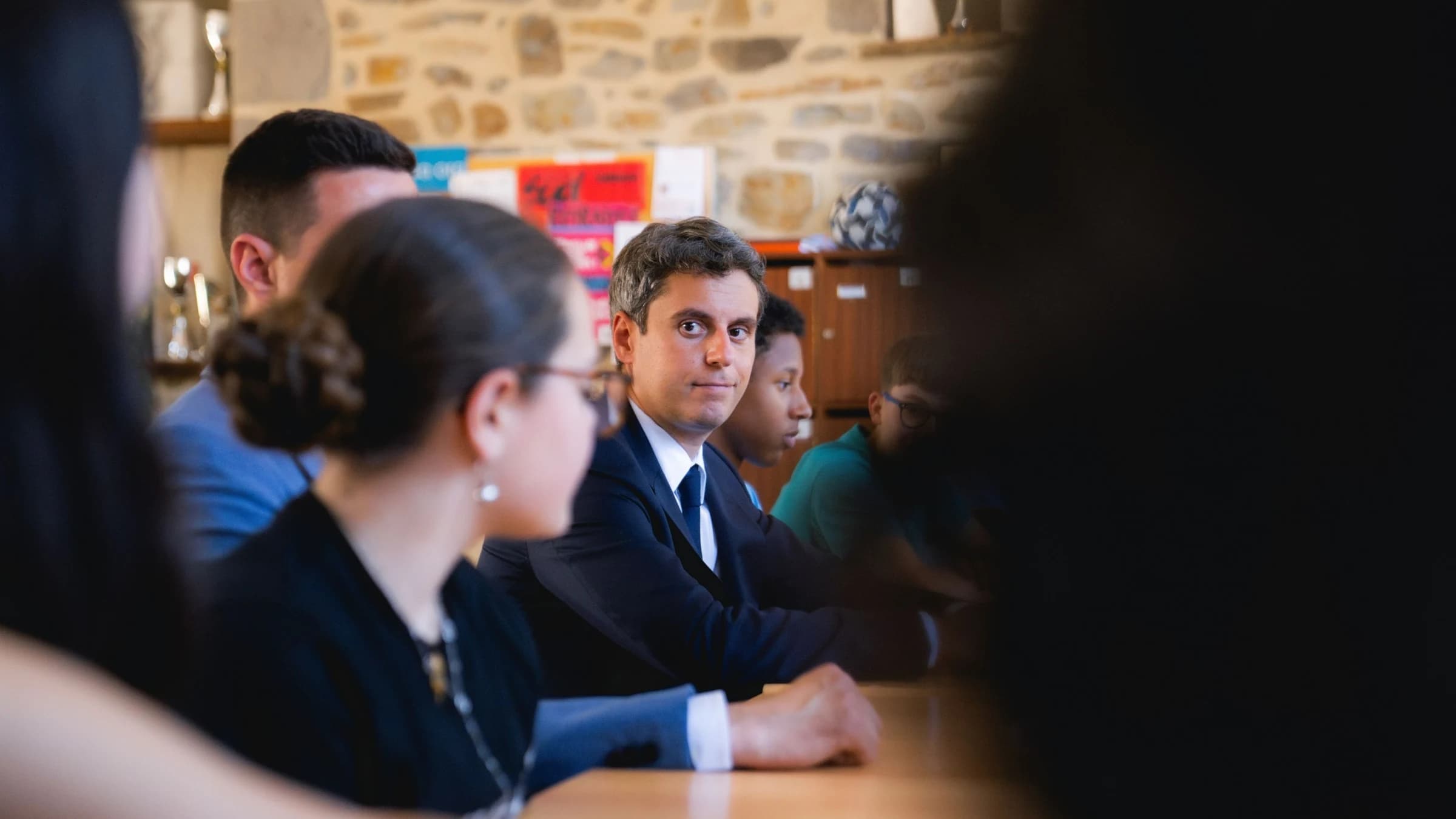 Gabriel Attal écoutant un jeune collégien 