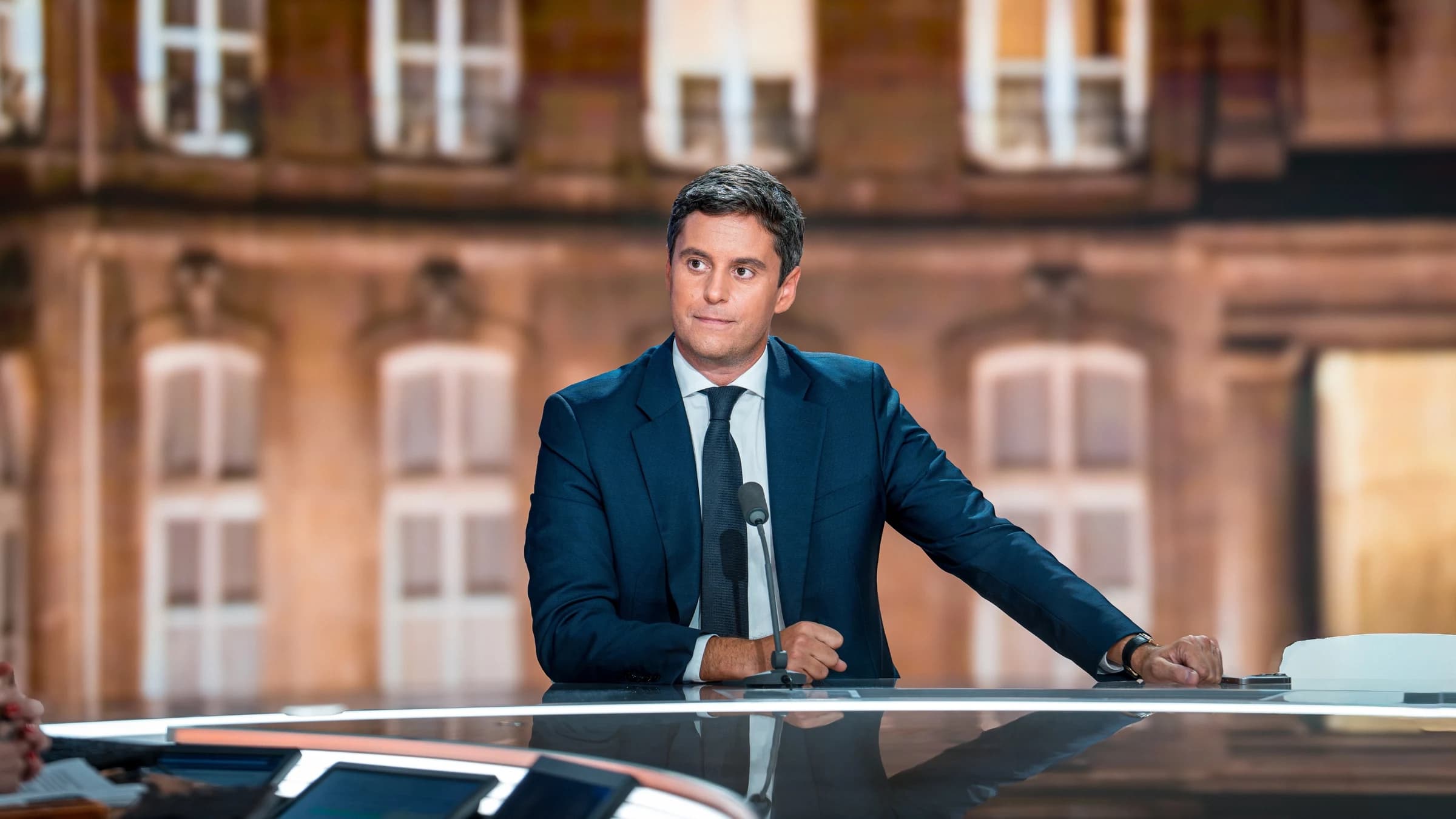Gabriel Attal souriant sur le plateau de BFMTV