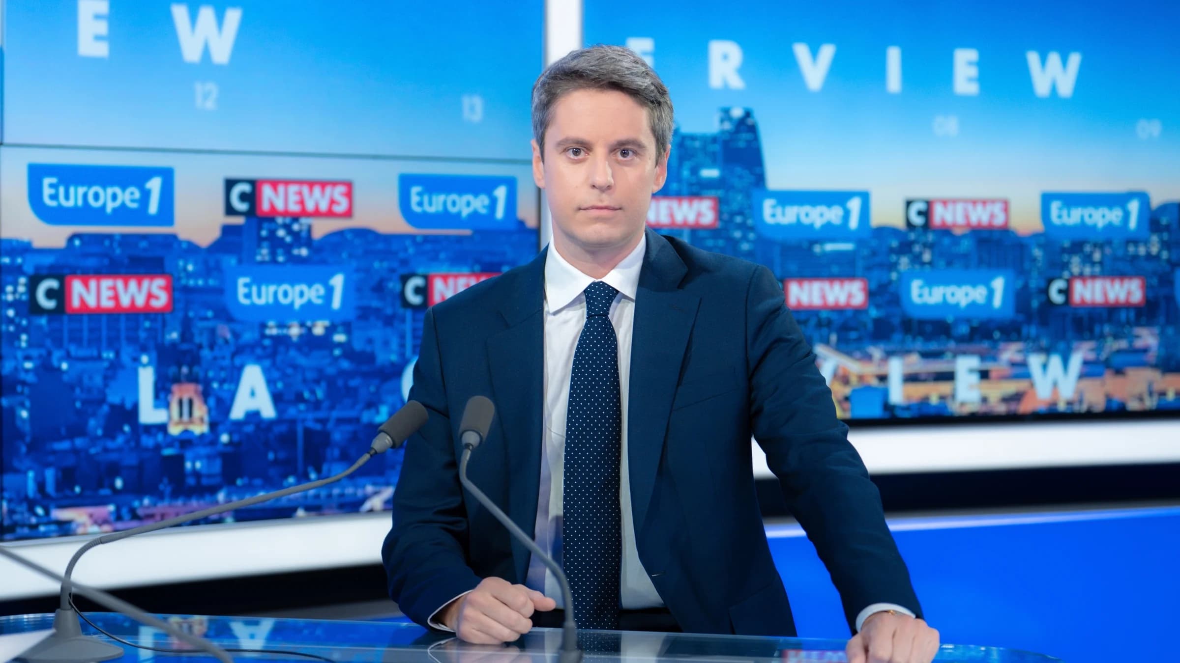 Gabriel Attal au micro de CNEWS avec un regard confiant   