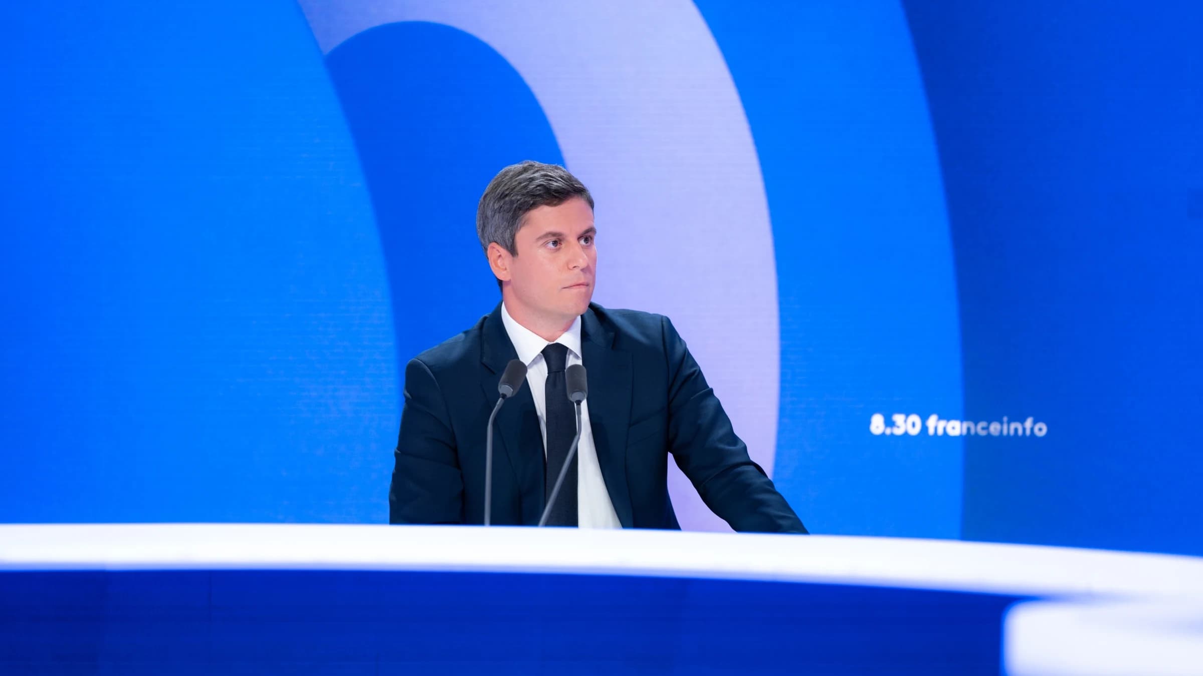 Gabriel Attal sur le plateau de France Info 