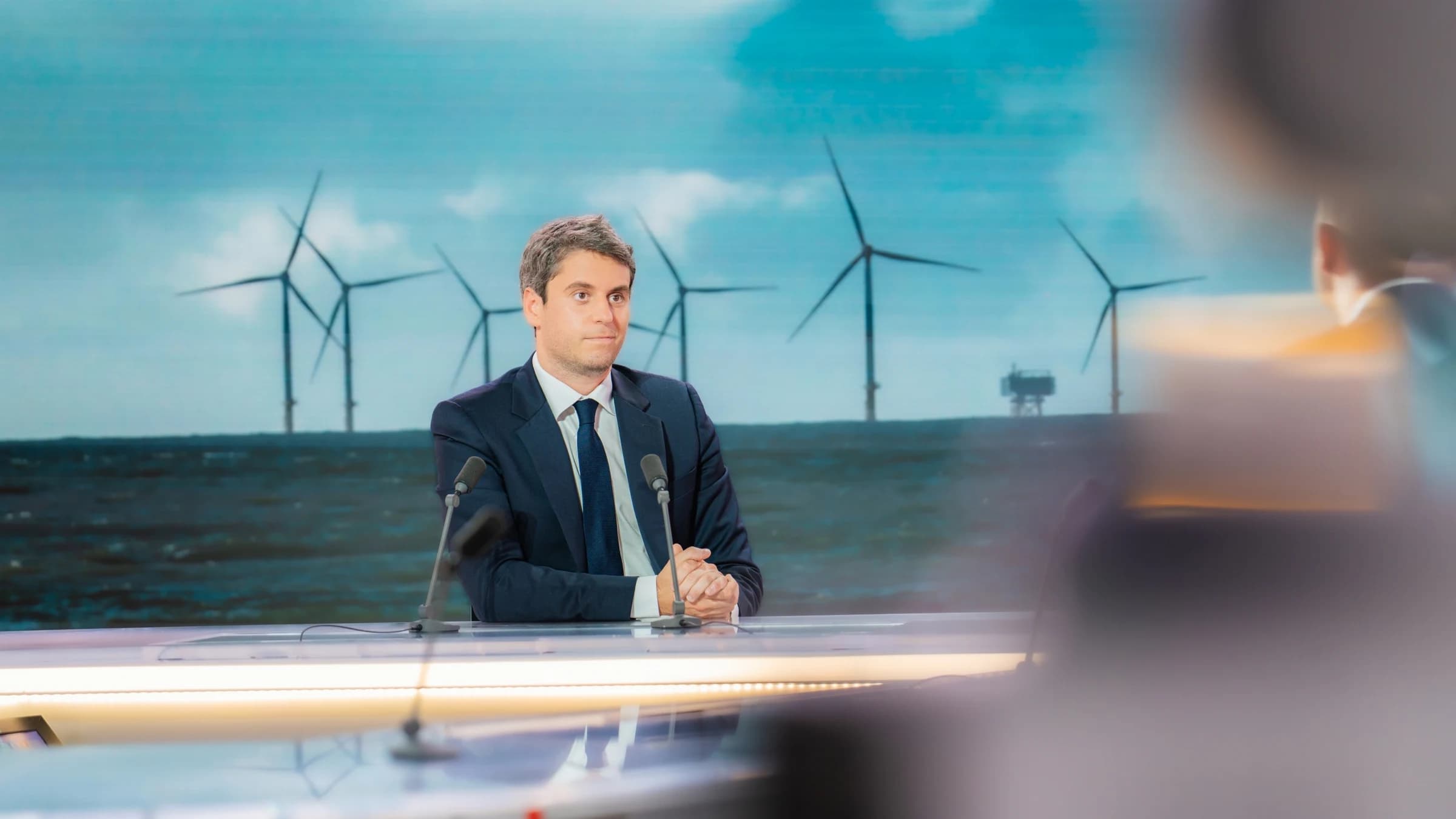 Gabriel Attal devant un micro LCI