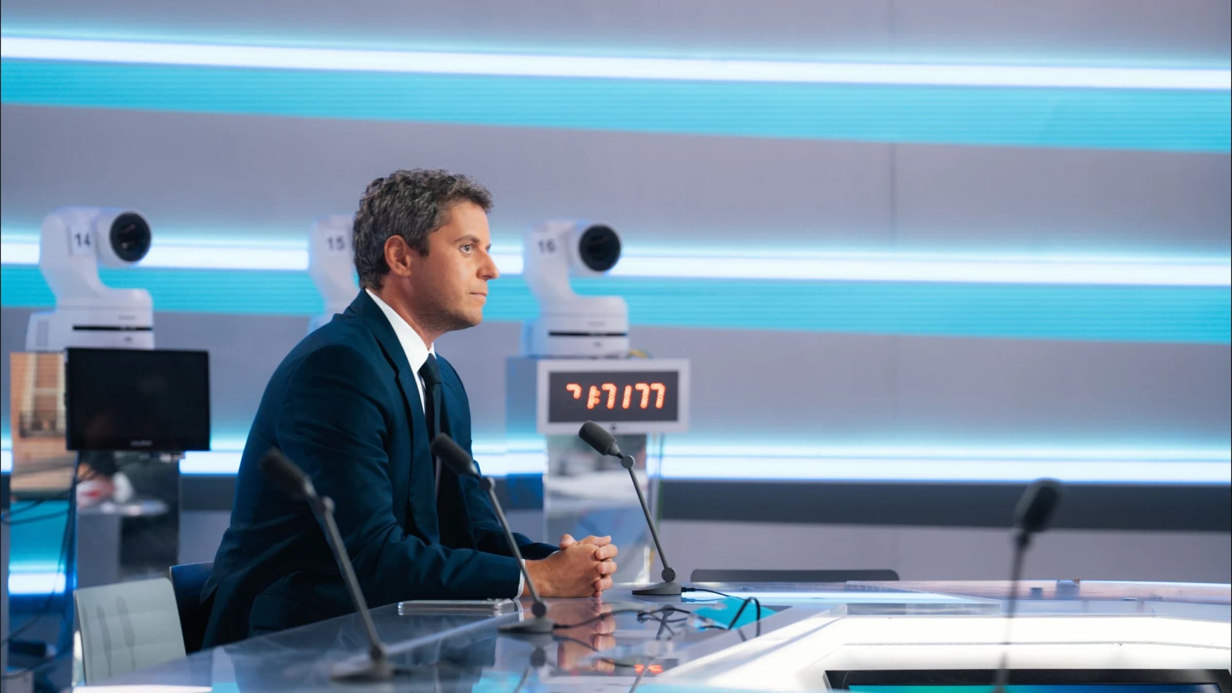 Gabriel Attal sur le plateau de LCI 