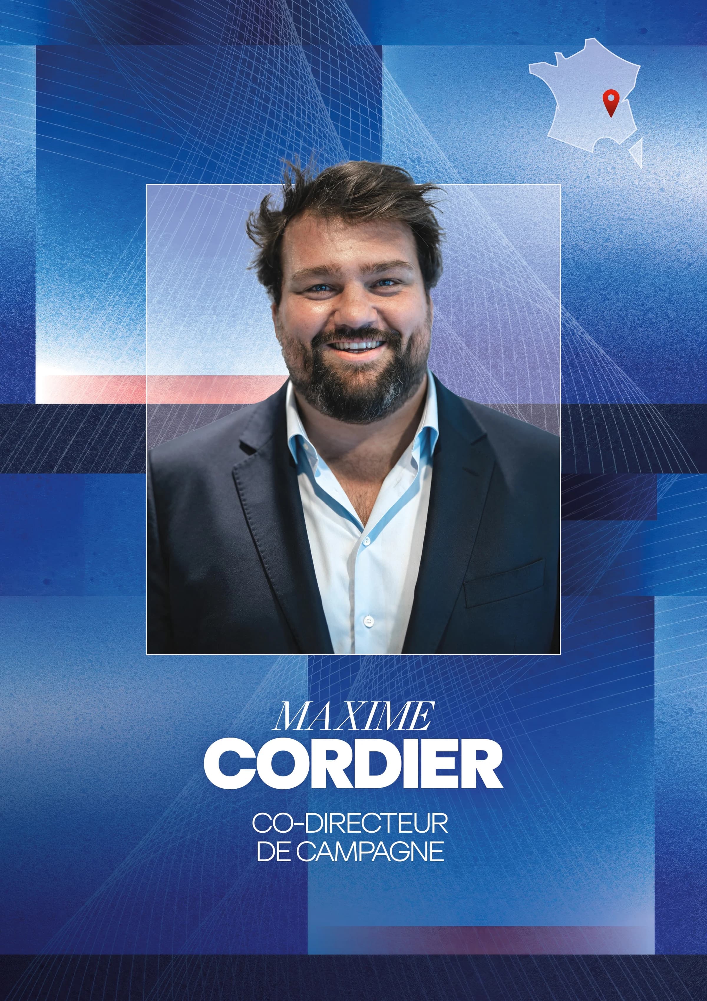 Portrait de Maxime Cordier, souriant, portant une barbe et les cheveux légèrement ébouriffés, habillé d'une chemise bleu clair ouverte au col et d'une veste de costume sombre. En dessous du portrait, il est écrit "MAXIME CORDIER" en grandes lettres blanches, suivi de "CO-DIRECTEUR DE CAMPAGNE".