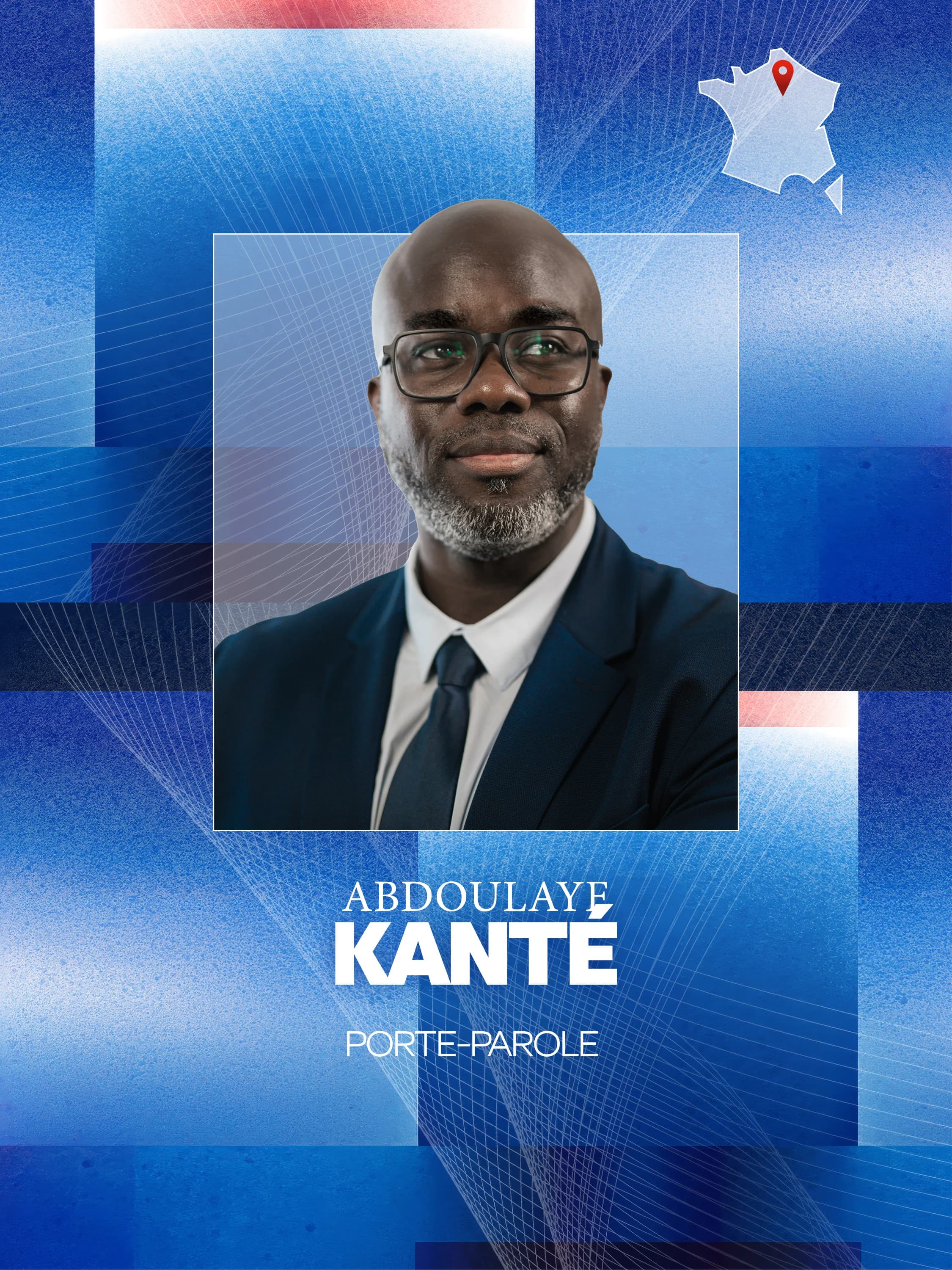 Portrait d'Abdoulaye Kanté, portant des lunettes de vue et une barbe poivre et sel, habillé d'un costume bleu marine et d'une cravate. Il regarde vers la droite. En dessous du portrait, il est écrit "ABDOULAYE KANTÉ" en grandes lettres blanches, suivi de "PORTE-PAROLE".
