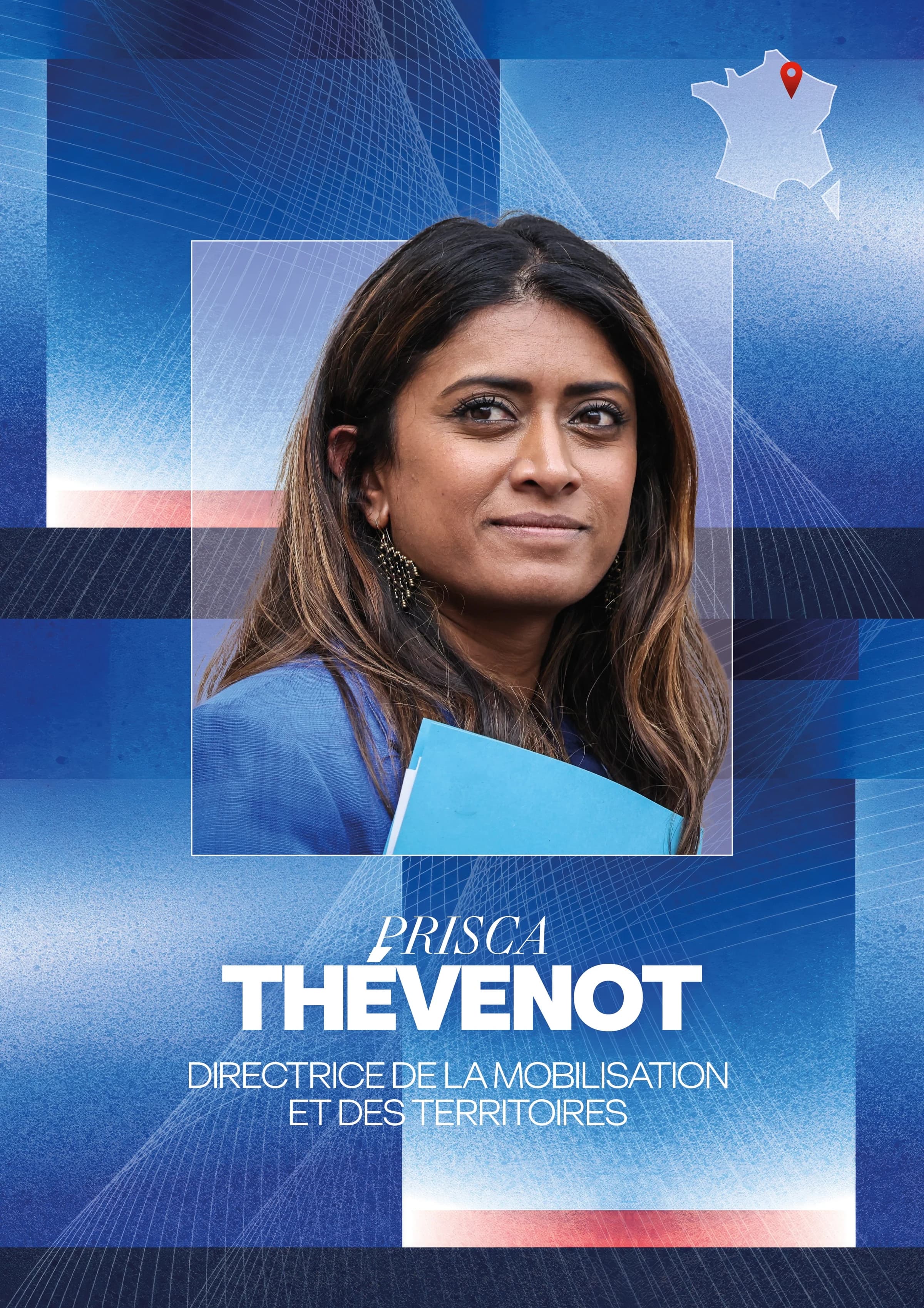 Portrait de Prisca Thevenot, souriante, les cheveux longs et bruns, portant une veste bleue et tenant un document bleu clair. En dessous du portrait, il est écrit "PRISCA THEVENOT" en grandes lettres blanches, suivi de "DIRECTRICE DE LA MOBILISATION ET DES TERRITOIRES".