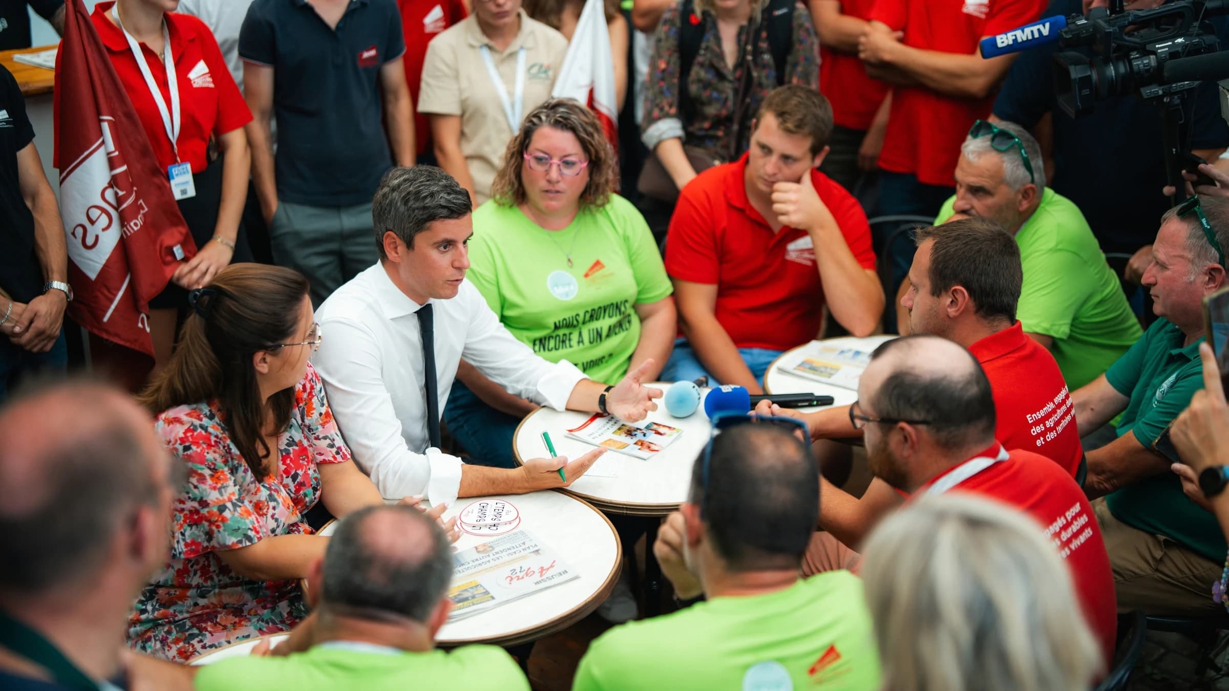 Gabriel Attal entouré de JA et de Julie Delpech