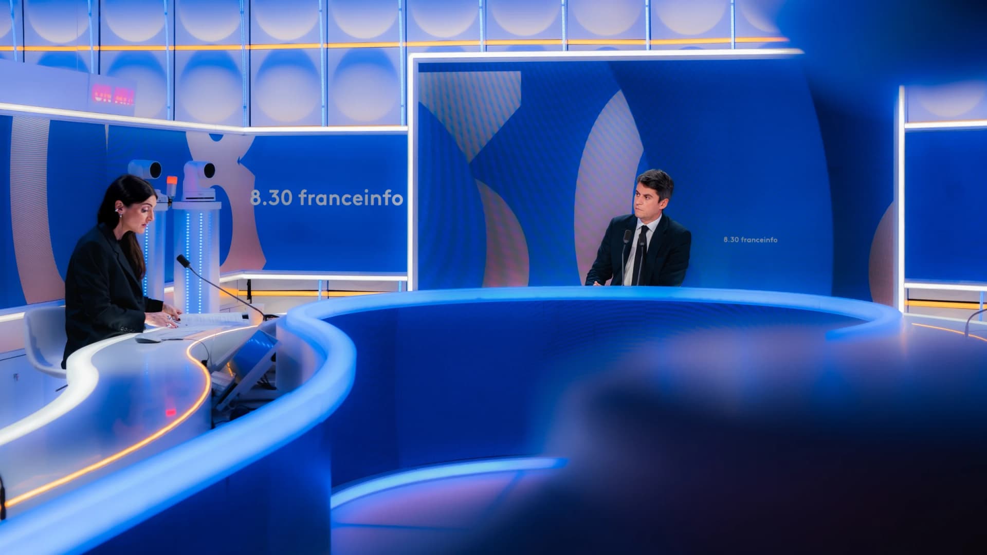 Gabriel Attal sur le plateau de France Info en train de s'exprimer