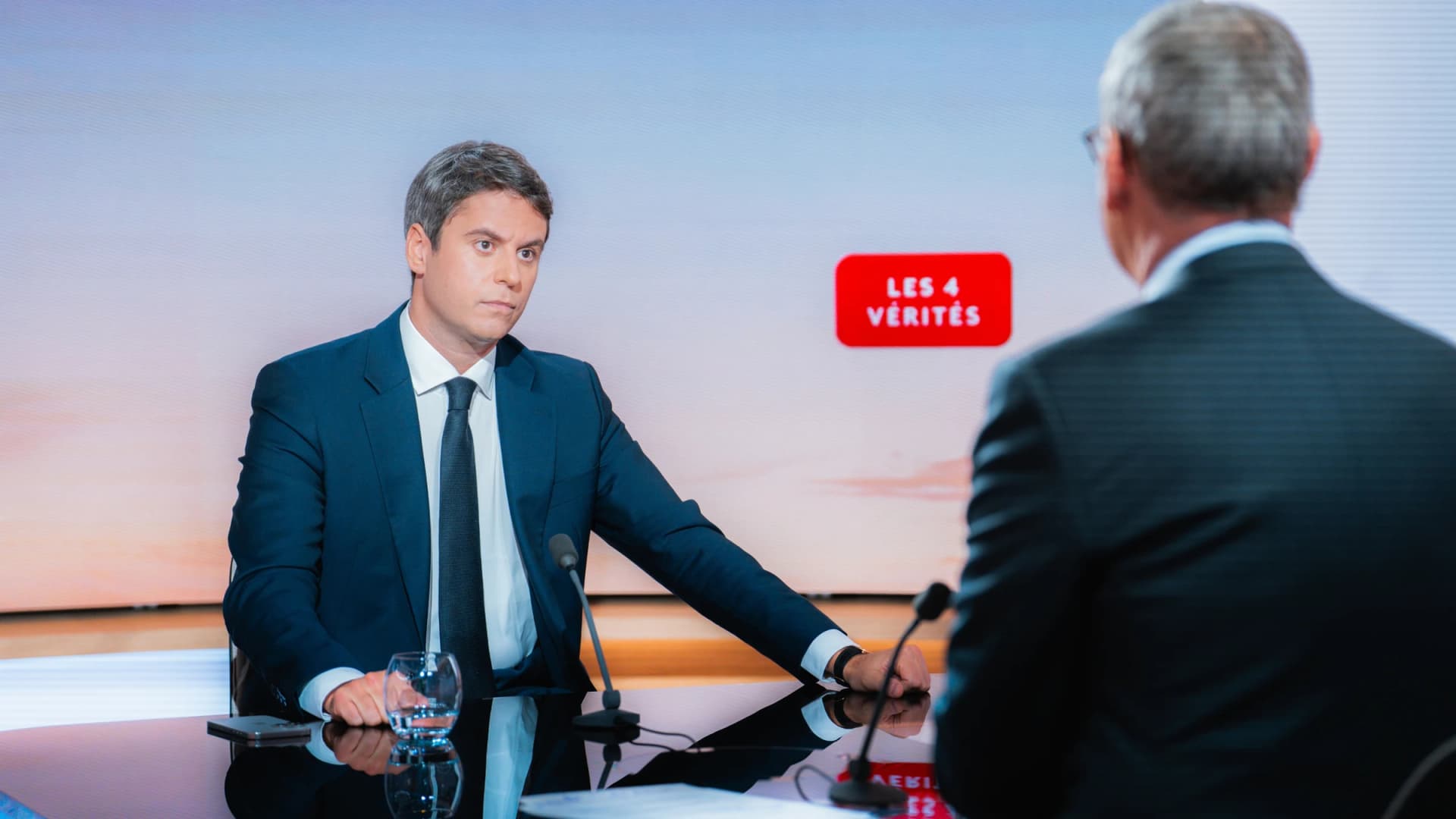 Gabriel Attal sur le plateau de France 2 avec un air pensif