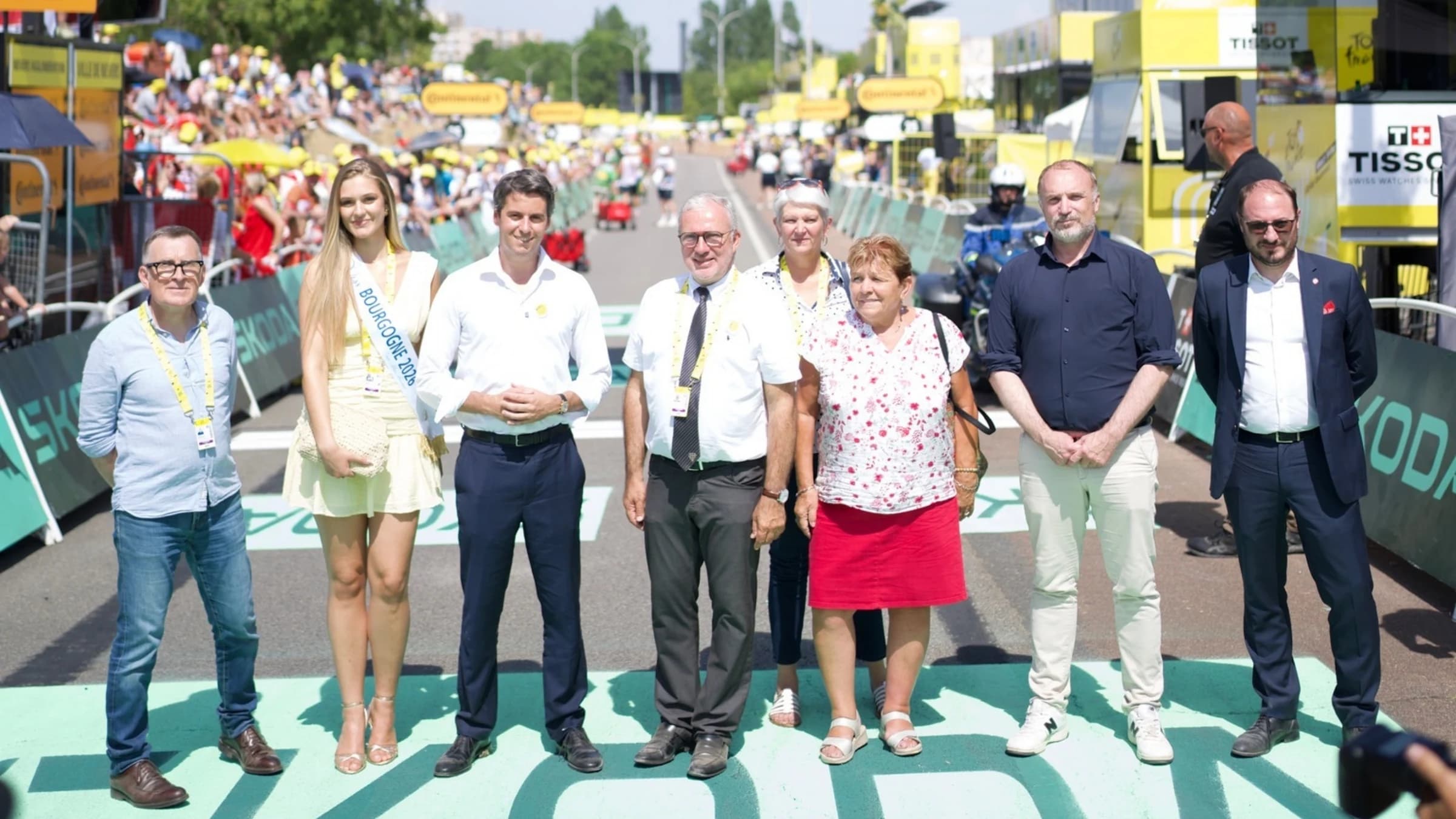 Gabriel Attal entouré d'élus sur la ligne d'arrivée du Tour de France.