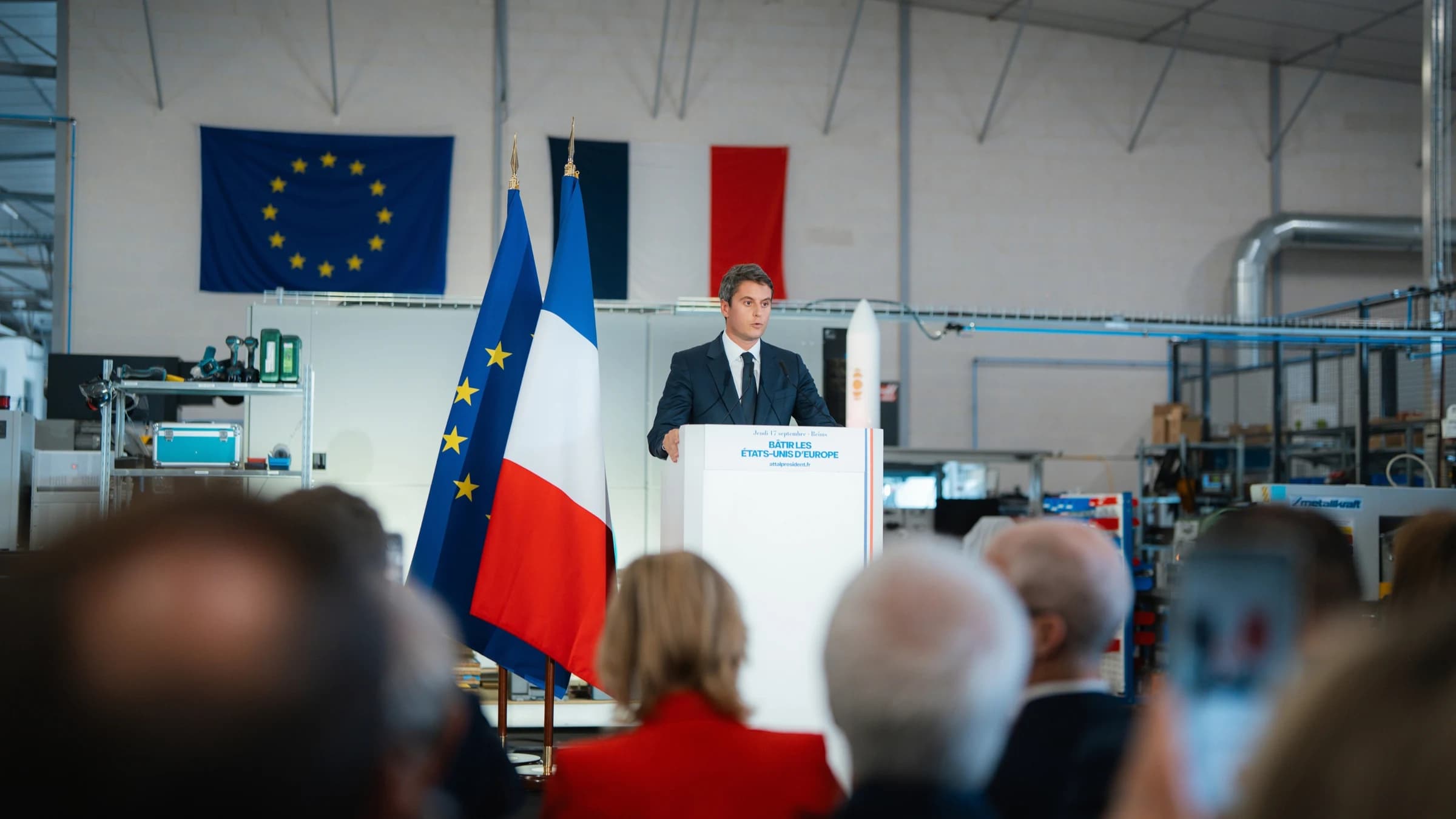 Gabriel Attal devant son pupitre en train d'énoncer son discours