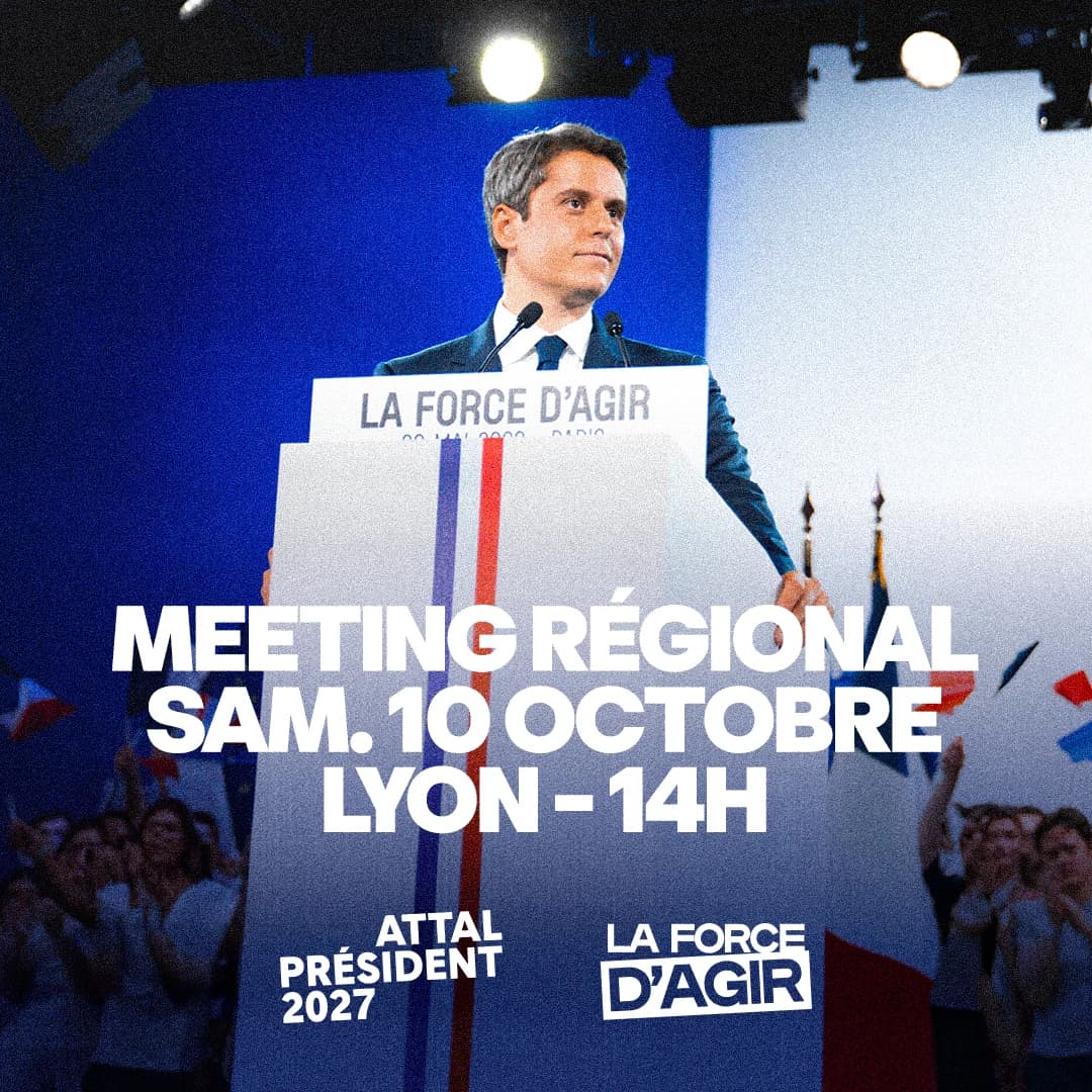 Gabriel Attal souriant avec les informations de son meeting à Lyon