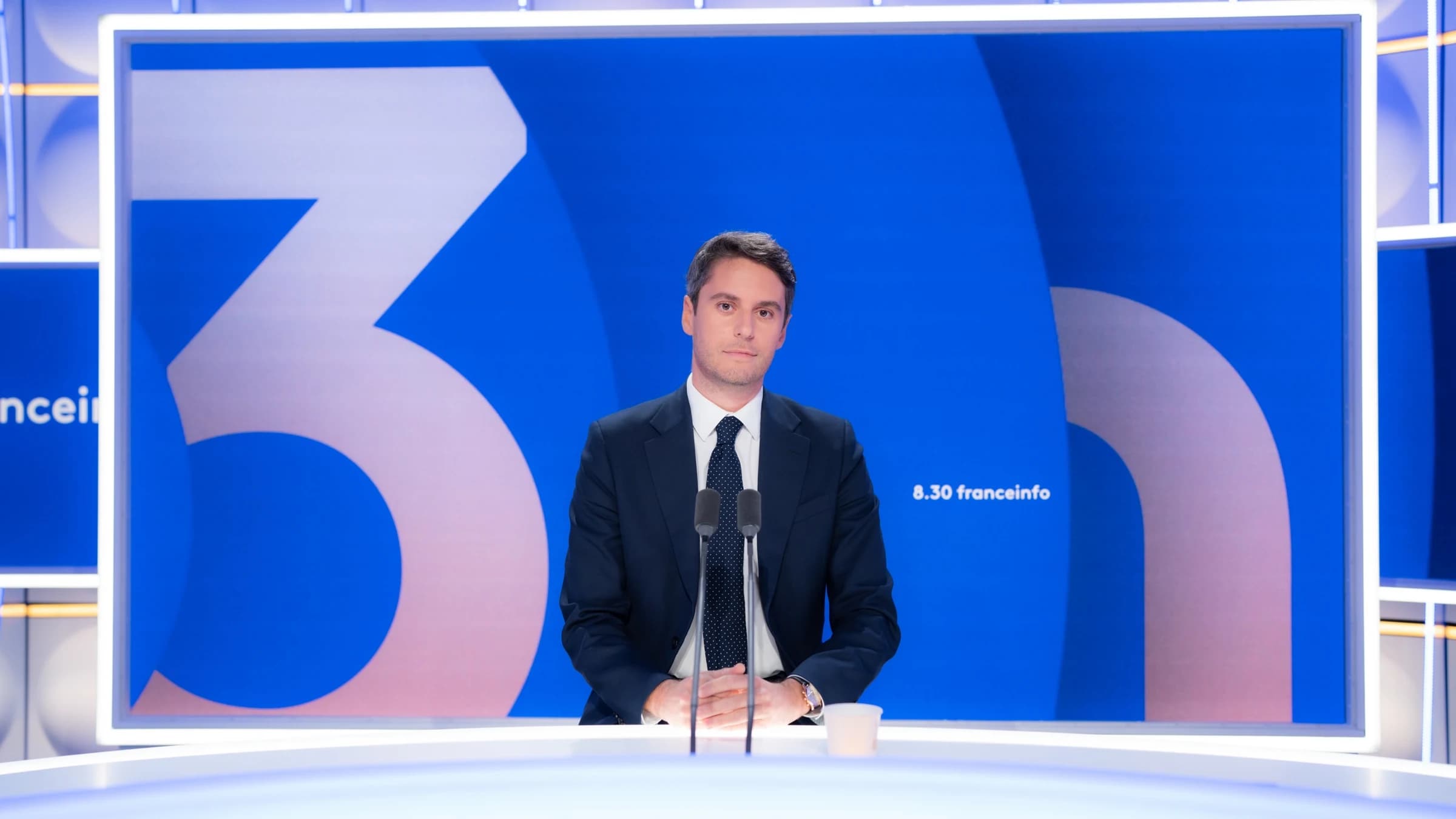 Gabriel Attal face au micro de France Info